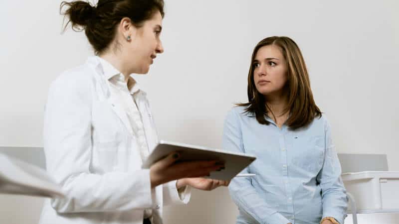 pregant-mother-doctor Pregnant mother consulting a doctor