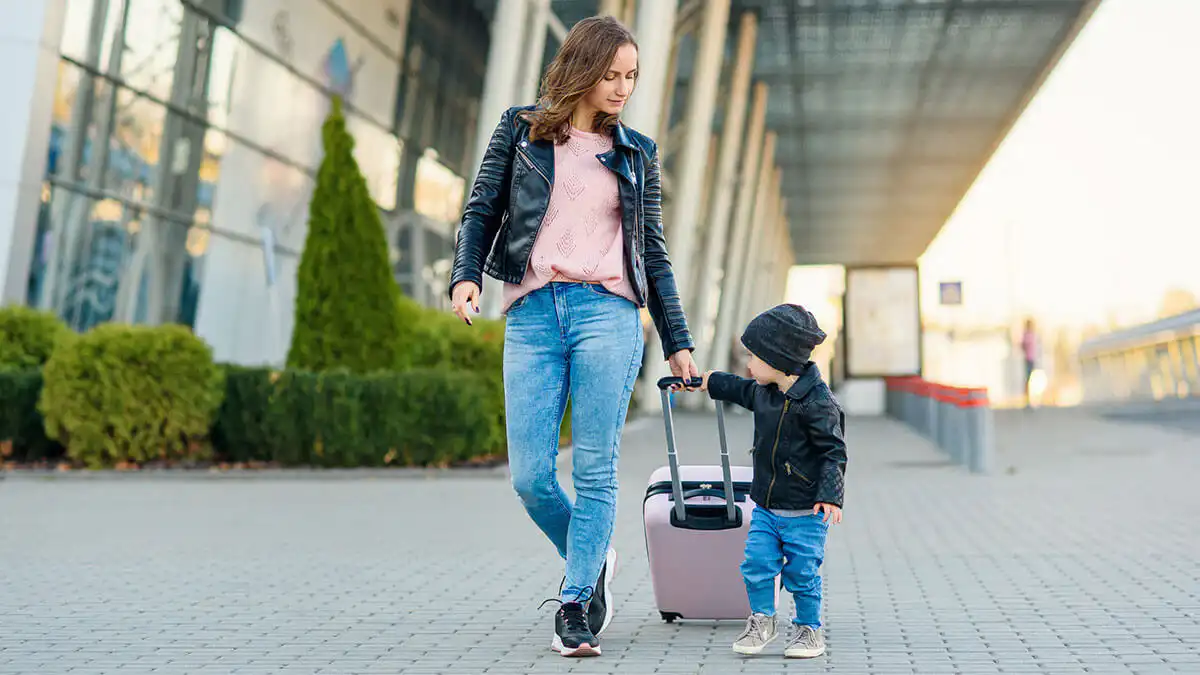 parent-child-travel Parent and child at an airport