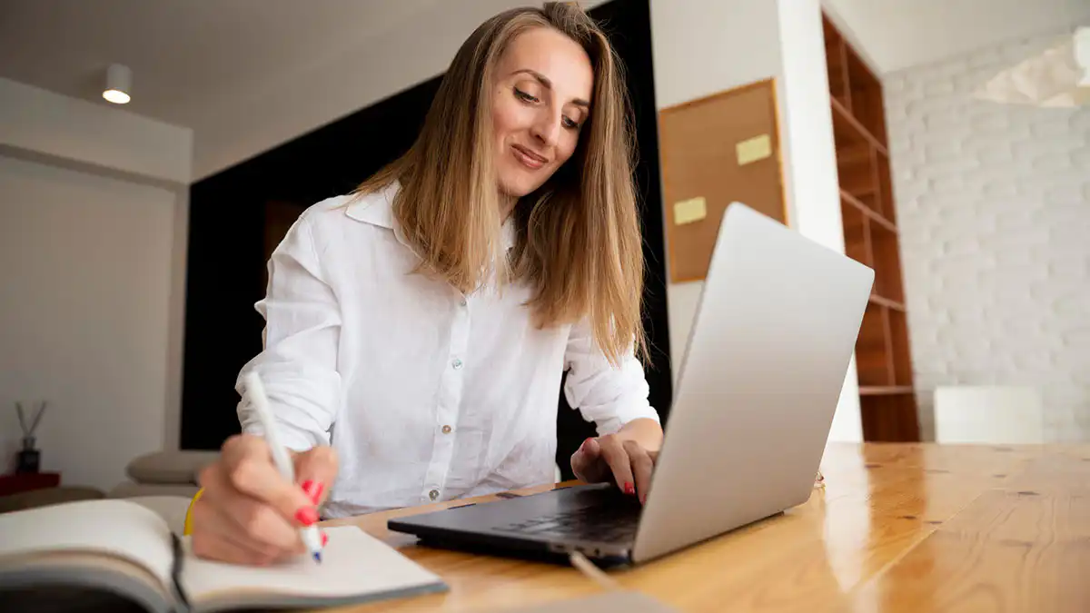 econveyancing-blog-jun26 Person signing conveyancing documents electronically